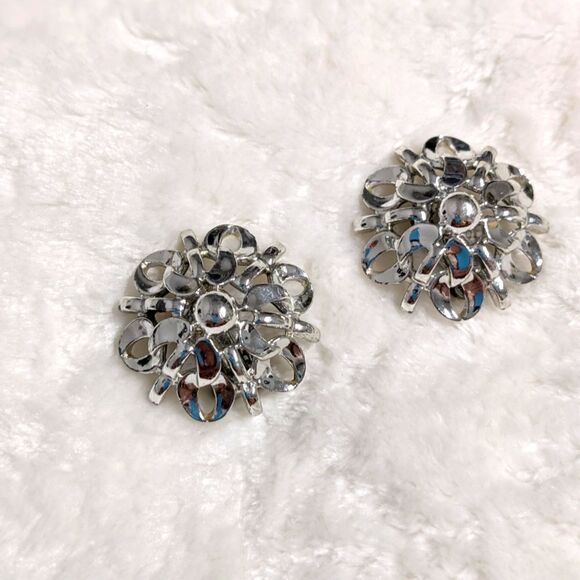 Vintage 80's Rhodium Plated Floral Motif Domed Clip Earrings - Picture 8 of 11